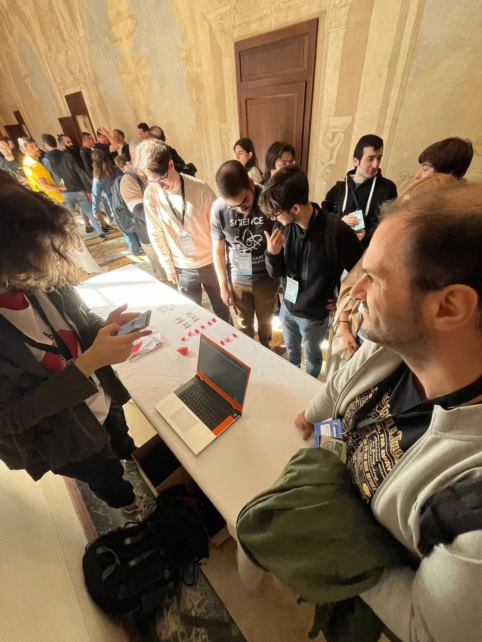 Il pubblico allo stand al DevFest 2025