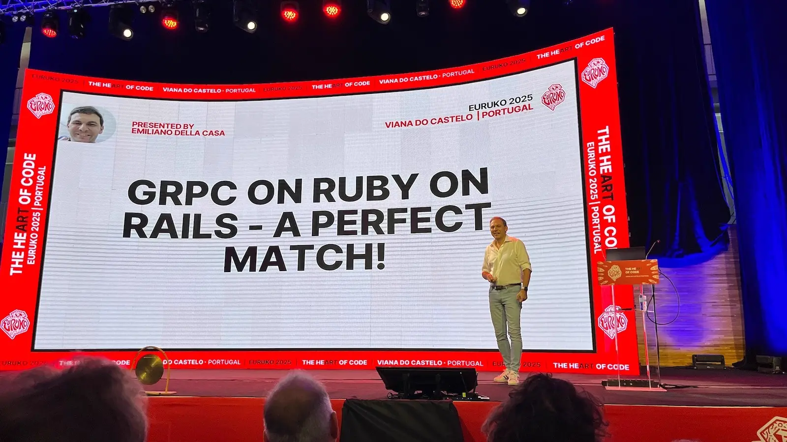 Emiliano durante il suo talk ad Euruko