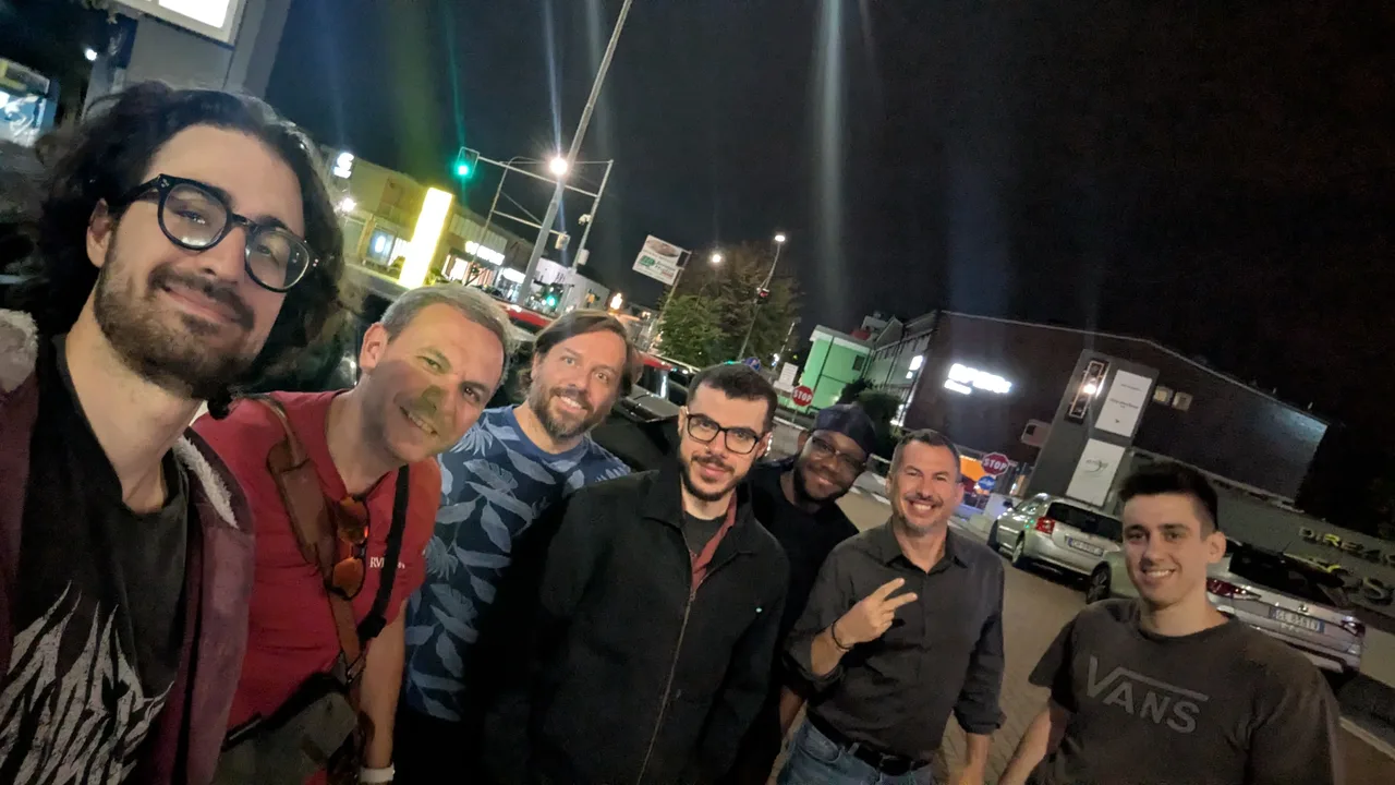 Foto di rito fuori dal giustospirito